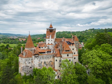 Téléchargez les photos : Vue aérienne des drones du château médiéval de Bran. Situé en Roumanie, il est connu à l'étranger sous le nom de château de Dracula. Visité chaque année par de nombreux touristes étrangers. Une des destinations touristiques les plus visitées - en image libre de droit