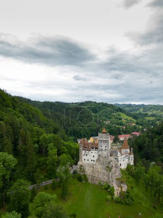 Téléchargez les photos : Vue aérienne des drones du château médiéval de Bran. Situé en Roumanie, il est connu à l'étranger sous le nom de château de Dracula. Visité chaque année par de nombreux touristes étrangers. Une des destinations touristiques les plus visitées - en image libre de droit
