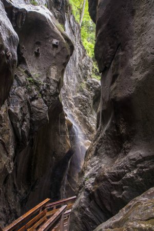 Téléchargez les photos : La belle vue sur les gorges de Sigmund Thun. Cascade vallée de Kapruner Ache sauvage près de Kaprun, Autriche. Eau bleue cristalline. Sentier de randonnée en bois. - en image libre de droit