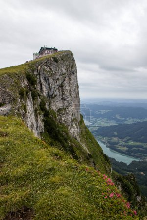 Téléchargez les photos : La belle vue sur Schafberg, 1783 m, par temps nuageux, montagne dans l'état autrichien de Salzbourg, Autriche, Europe. Portrait HD, fond d'écran 4k. Lac Mondsee en arrière-plan. - en image libre de droit