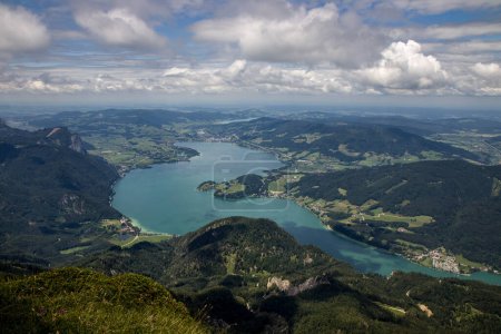 Téléchargez les photos : La belle vue de Mondsee prise de Schafberg, 1783 m, montagne dans l'état autrichien de Salzbourg - en image libre de droit