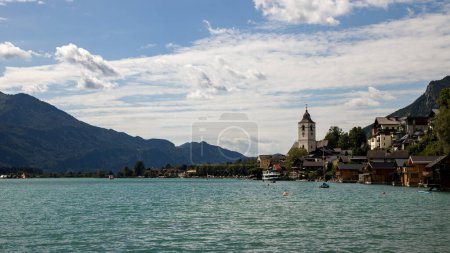 Téléchargez les photos : La belle vue sur le lac Wolfgangsee en Autriche. Wolfgangsee est l'un des lacs les plus connus de la région touristique de Salzkammergut en Autriche. - en image libre de droit
