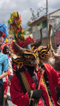 Téléchargez les photos : Pillaro, Tungurahua / Equateur - 5 janvier 2024 : Portrait d'un homme habillé comme un diable rouge défilant dans la Pillarena Diablada dans la ville de Pillaro - Equateur - en image libre de droit