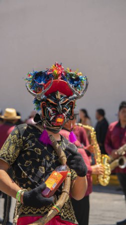 Téléchargez les photos : Pillaro, Tungurahua / Equateur - 5 janvier 2024 : Portrait d'un homme vêtu d'un diable noir et rouge défilant dans la Pillarena Diablada dans la ville de Pillaro - Equateur - en image libre de droit