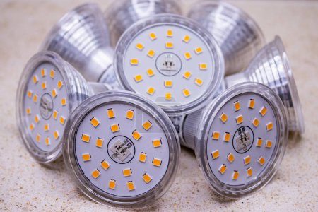 LED-Glühbirne mit gelben und weißen Streifen GU10 Sockelanschluss