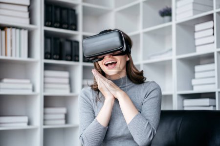 Téléchargez les photos : Femme d'affaires avec vr casque concept de style de vie, Femme d'affaires portant casque VR pour jouer au jeu et toucher l'expérience de la réalité virtuelle tout en se relaxant avec la technologie après le travail. - en image libre de droit