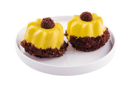 Téléchargez les photos : Dessert in yellow icing on plate - en image libre de droit