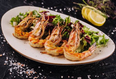 Foto de Mixed salad with tiger prawns on plate - Imagen libre de derechos