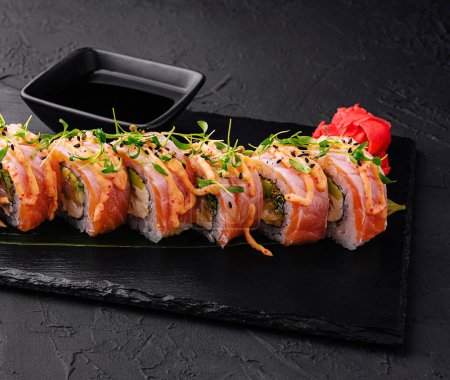Téléchargez les photos : Rouleau de sushi au thon sur planche noire - en image libre de droit