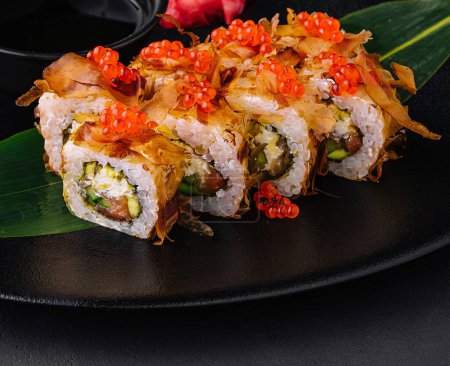 Foto de Rollos de sushi con copos de bonito, atún, crema de queso y pepino - Imagen libre de derechos