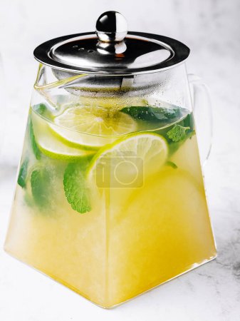 Foto de Iced green tea with lime and fresh mint - Imagen libre de derechos