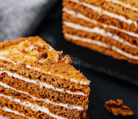 Téléchargez les photos : Tranche de gâteau au miel gros plan - en image libre de droit
