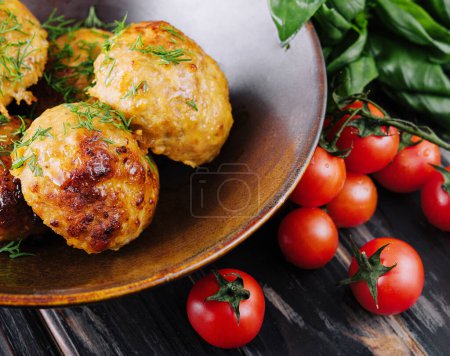 Téléchargez les photos : Boulettes de viande frites décorées avec salade et tomates - en image libre de droit
