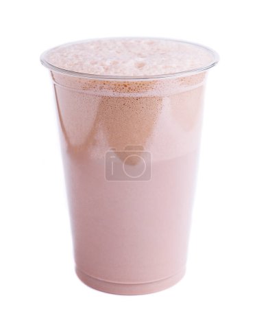 Téléchargez les photos : Milk-shake au chocolat en plastique à emporter tasse isolée - en image libre de droit