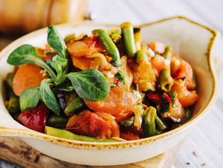 Téléchargez les photos : Salade de haricots verts chauds aux tomates et haricots verts - en image libre de droit