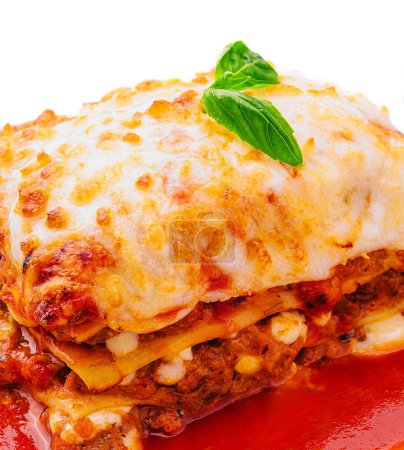 Téléchargez les photos : Lasagnes italiennes à la sauce tomate isolées sur fond blanc - en image libre de droit