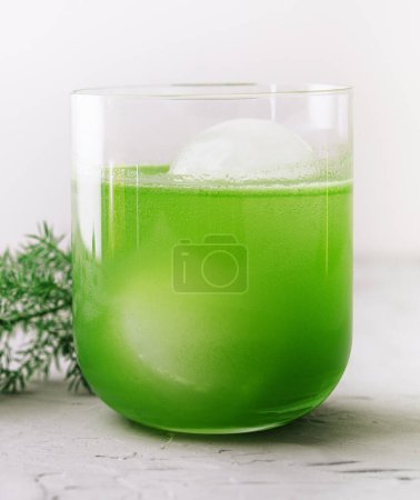 Foto de Té verde helado sobre fondo claro - Imagen libre de derechos