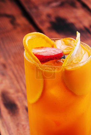 Téléchargez les photos : Sweet Refreshing Pimms Cup Cocktail with Fruit - en image libre de droit