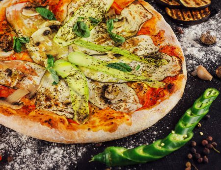 Foto de Pizza vegetariana italiana con calabacín, berenjena, champiñones y tomate - Imagen libre de derechos