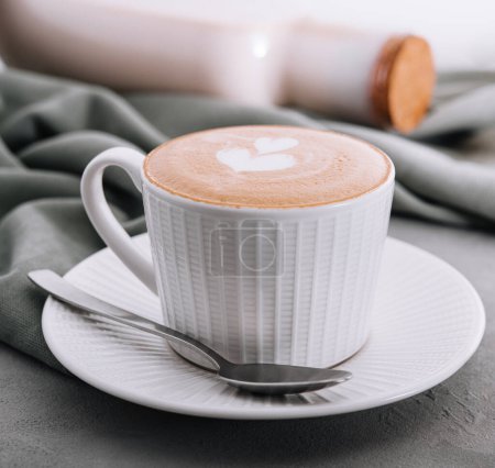 Téléchargez les photos : Close up of Cup of coffee with heart flower painted on foam - en image libre de droit