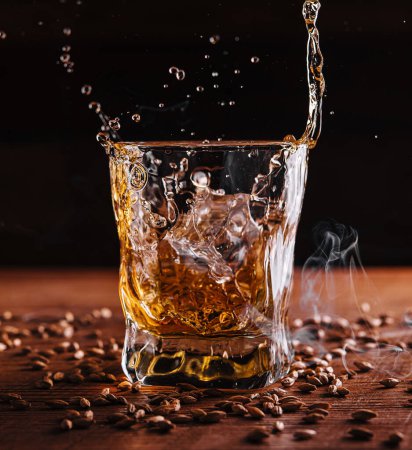 Téléchargez les photos : Un soupçon de whisky dans un glaçon en verre - en image libre de droit