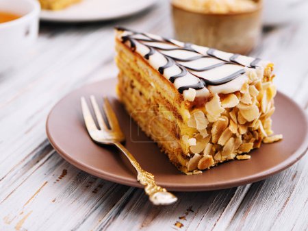 Téléchargez les photos : Gâteau aux arachides, noix, chocolat et crème au caramel - en image libre de droit