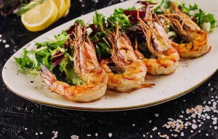 Foto de Mixed salad with tiger prawns on plate - Imagen libre de derechos