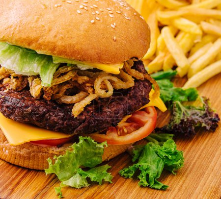Téléchargez les photos : Burger aux oignons frits et frites - en image libre de droit