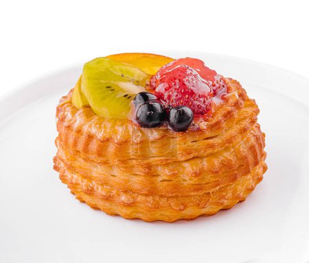 Téléchargez les photos : Fresh delicious puff pastry with sweet berries - en image libre de droit