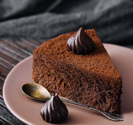 Foto de Pedazo de pastel de chocolate Trufa de cerca - Imagen libre de derechos
