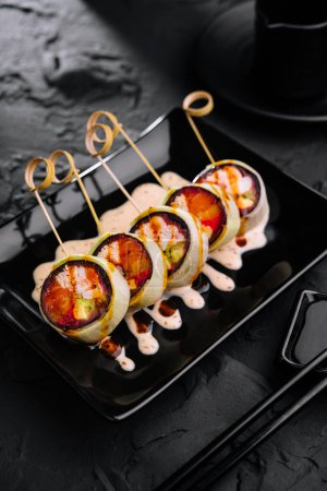 Téléchargez les photos : Rouleaux de sushi aux crevettes, thon et avocat - en image libre de droit