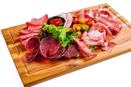Variété de viandes, saucisses, salami, jambon, olives, disposées sur une planche de bois