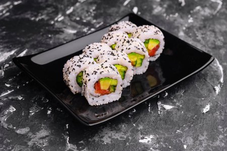 Téléchargez les photos : Délicieux rouleau de sushi à l'avocat au saumon - en image libre de droit
