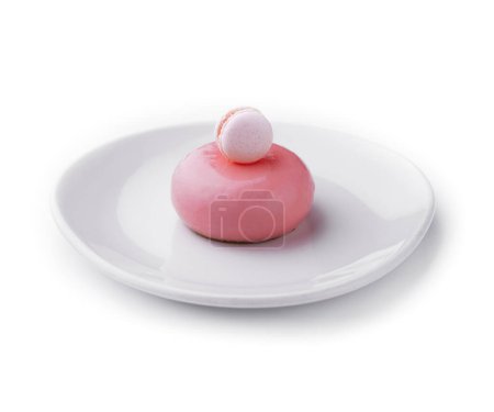 Téléchargez les photos : Gâteau en mousse rose décoré de macaron blanc - en image libre de droit