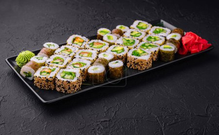 Téléchargez les photos : Rouleaux de sushi végétariens sur plaque noire - en image libre de droit