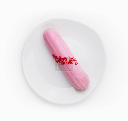 Téléchargez les photos : Dessert Eclair avec glaçage rose sur assiette - en image libre de droit