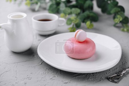 Téléchargez les photos : Gâteau en mousse rose décoré de macaron blanc et de thé - en image libre de droit