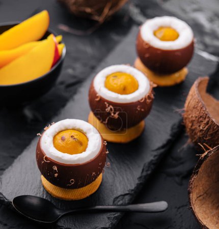 Kokosnuss-Desserts mit Mango von oben