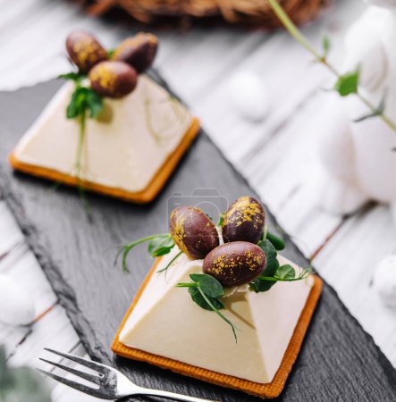 Téléchargez les photos : Biscuits soufflé au dessert avec oeufs de Pâques en chocolat - en image libre de droit