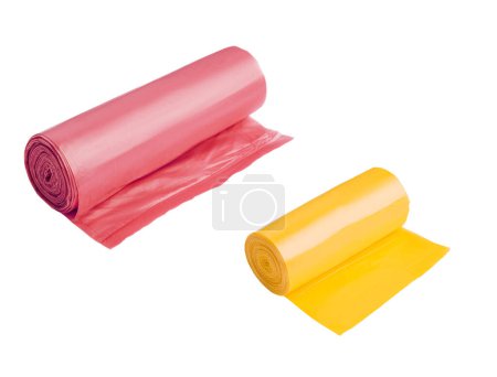 rollos rojos y amarillos de bolsas de basura aisladas en blanco
