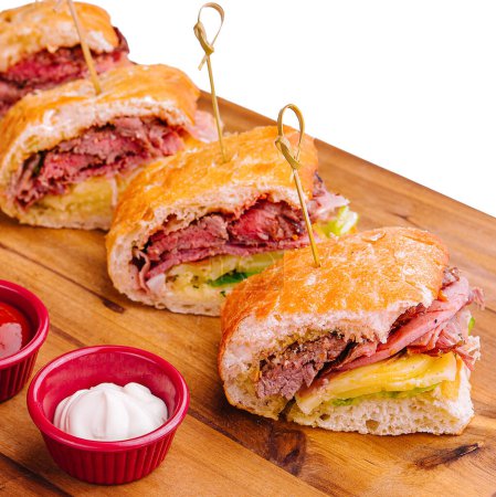 Téléchargez les photos : Mini sandwichs au jambon et frites aux sauces - en image libre de droit