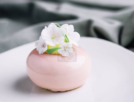 Téléchargez les photos : Pink mousse cake decorated with white flowers - en image libre de droit
