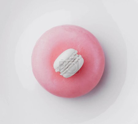 Téléchargez les photos : Gâteau en mousse rose décoré de macaron blanc - en image libre de droit