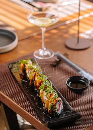Foto de Japonés unagi anguila asada sushi maki rollo de corte - Imagen libre de derechos