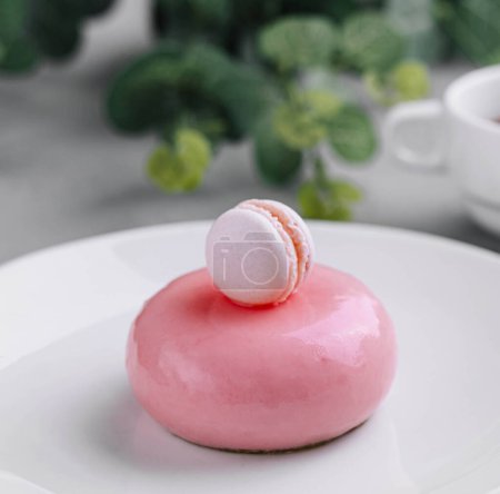 Téléchargez les photos : Gâteau en mousse rose décoré de près - en image libre de droit