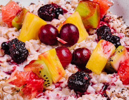 Téléchargez les photos : Porridge aux fruits sur bol fermer - en image libre de droit