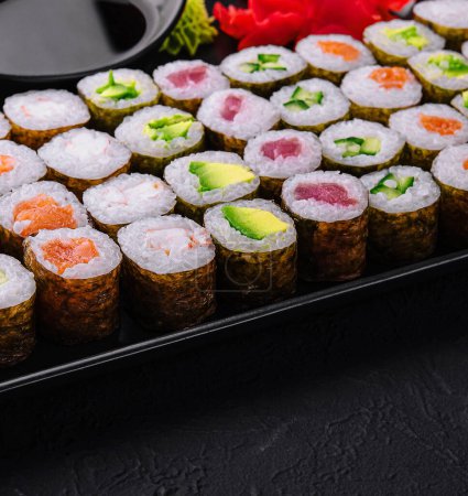 Foto de Japonés sushi grande conjunto en la vista superior - Imagen libre de derechos