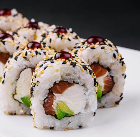 Sushi-Rollen mit rohem Thunfisch und Avocado bestreut mit Sesam