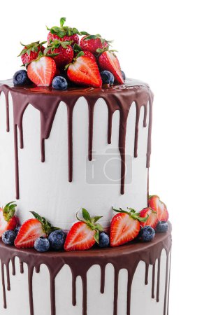 Téléchargez les photos : Gâteau blanc au chocolat noir fondu aux baies fraîches - en image libre de droit