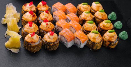 Foto de Japonés sushi grande conjunto en la vista superior - Imagen libre de derechos